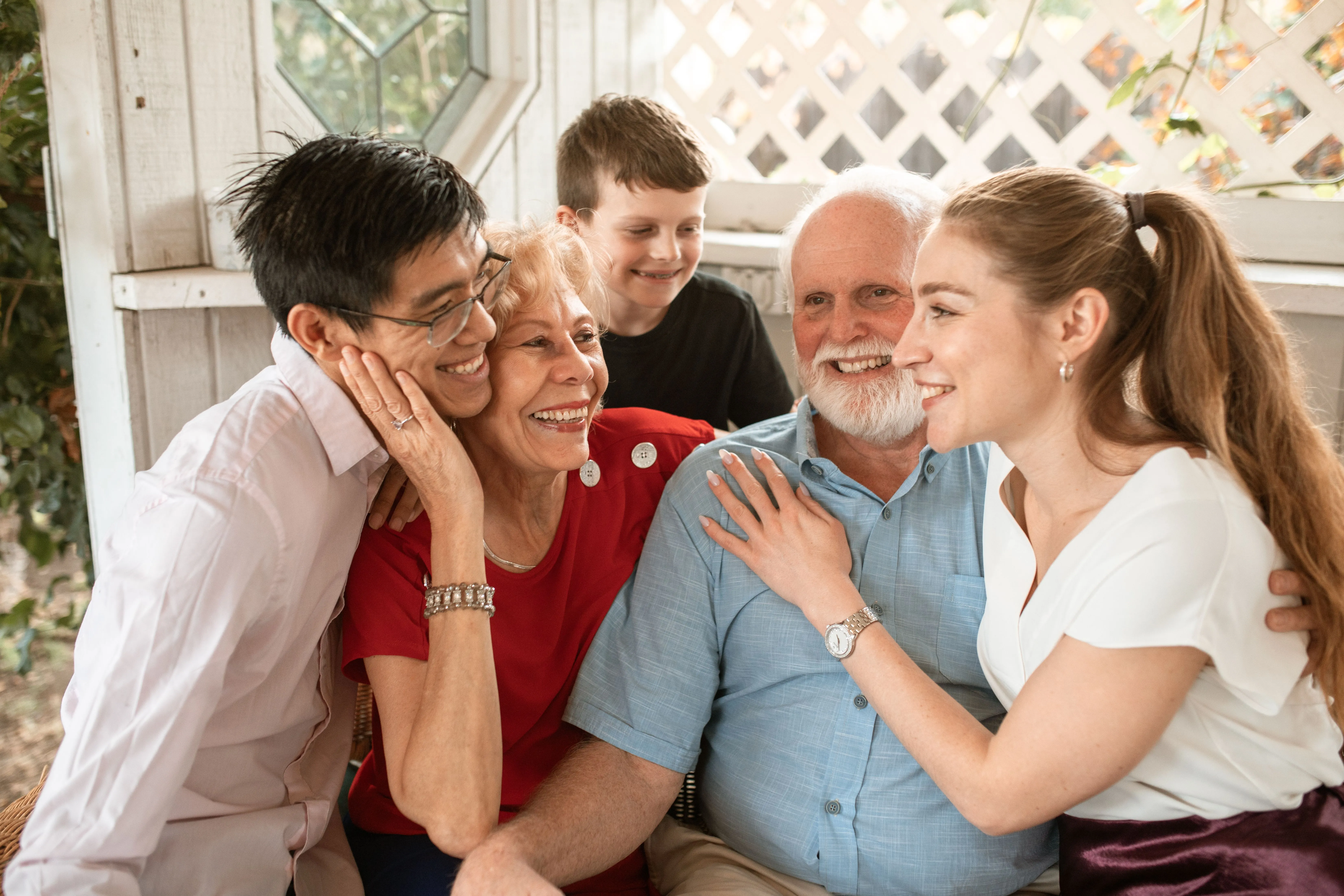 Pareja de adultos mayores activos y felices